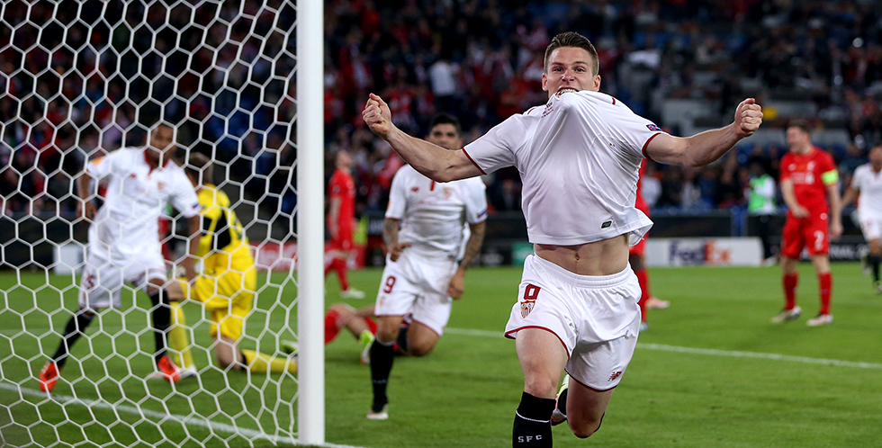 El jugador del Sevilla, Gameiro, celebra su gol en la final de la Europa League contra el Liverpool, el 19 de mayo de 2016, en Basilea (Suiza).