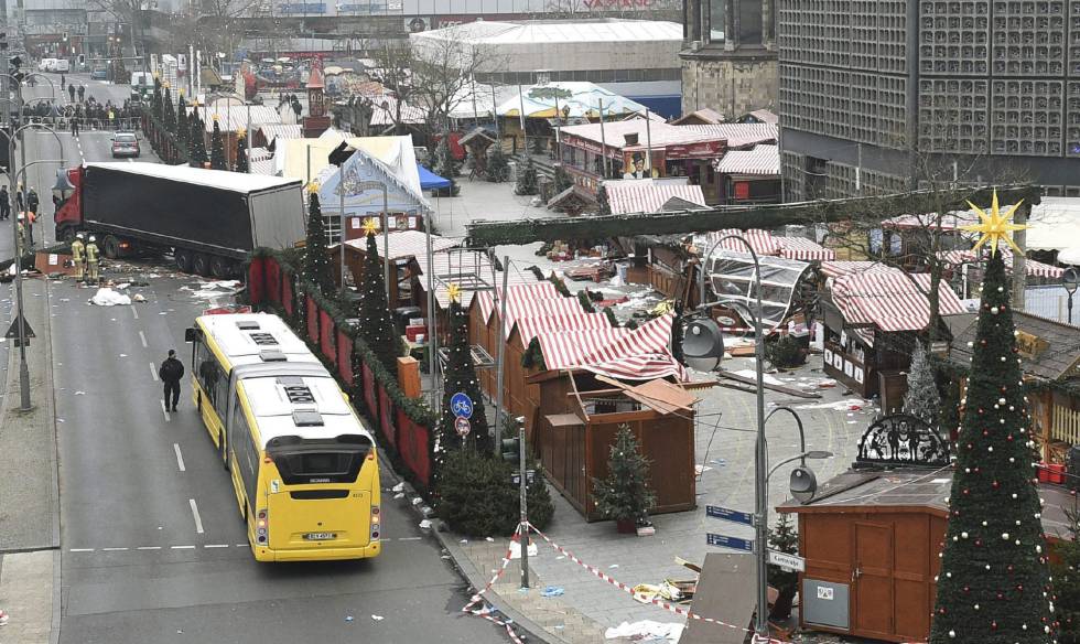 Imagen de los daños materiales causados después de que un camión (i, detrás) arrollase a los visitantes de un mercadillo navideño en el centro de Berlín.