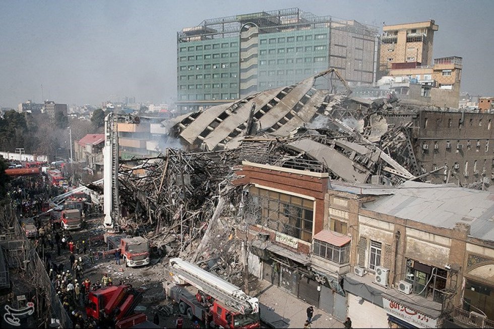 Vista general de los escombros del edificio Plasco en la ciudad de Teherán. 