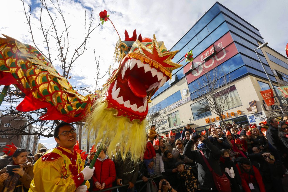 difícil Regenerador Dólar Fotos: Año Nuevo Chino: El Gallo de Fuego Rojo canta en Madrid | Madrid |  EL PAÍS