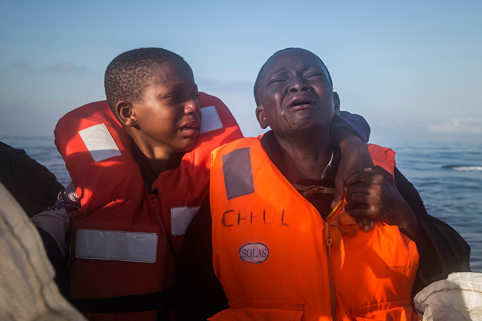 El fotoperiodista español Santi Palacios ha obtenido el segundo premio del World Press Photo en la categoría "Noticias generales" con 'Dejados a solas', una desoladora imagen de dos hermanos nigerianos, de 11 y 10 años, en un bote en medio del mar Mediterráneo. Acababan de ser rescatados y comenzaron a llamar a su madre, fallecida en su paso por Libia.