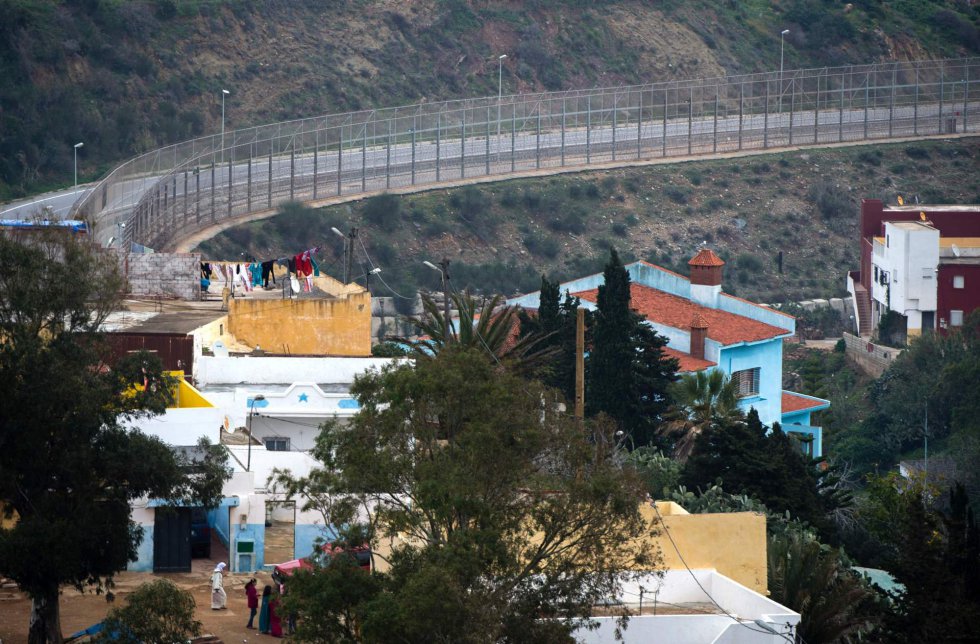 Las verjas de Ceuta y Melilla que cierran el paso con Marruecos son la primera frontera de Europa en suelo africano. Erigidas en los noventa, al principio eran simples vallas que se podían saltar con facilidad, pero a medida que creció el flujo de inmigración ilegal se fueron reforzando. Esta presión alcanzó en 2014 su punto culminante: en Melilla hubo 22.000 intentos de salto y más de 2.000 inmigrantes consiguieron pasar al otro lado. Entonces se redoblaron los obstáculos y las cifras se desplomaron, hasta el punto de que el Gobierno de Mariano Rajoy lo presentó en Europa como un modelo de control de la inmigración.   Lee la historia completa  