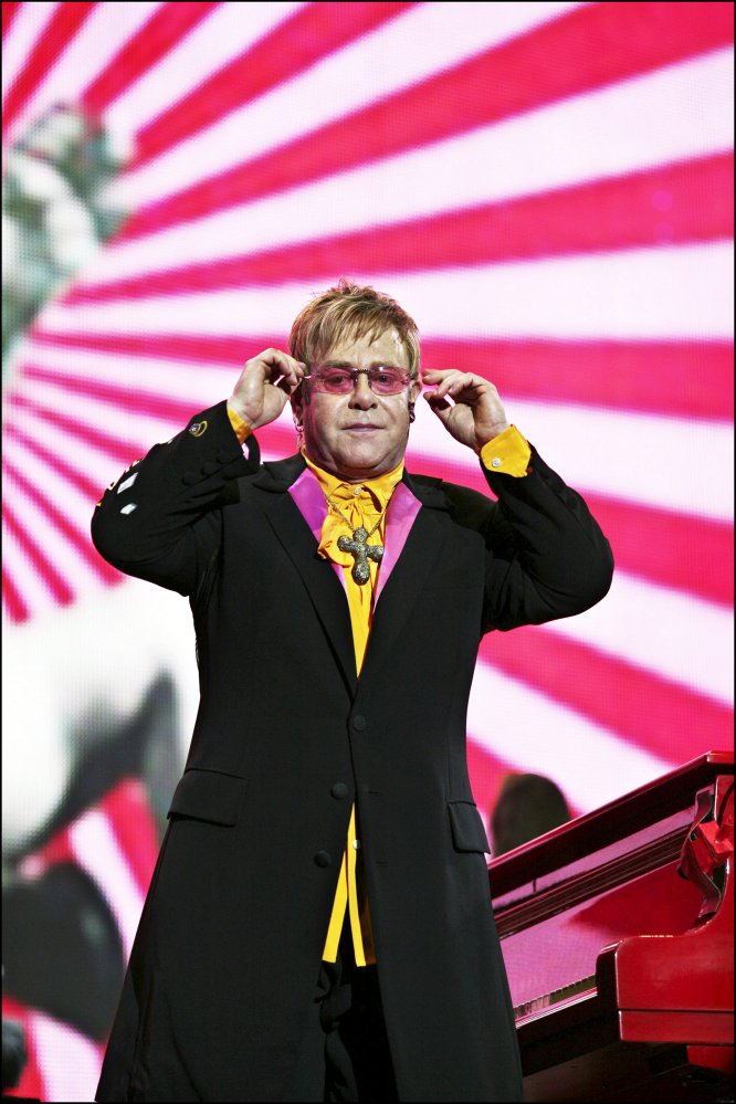 Su estilo extravagante y llamativo y sus gafas de colores son una de sus mayores características artísticas. En la imagen, el músico en Londres en 2007.