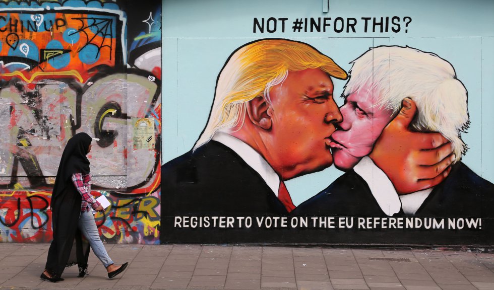 Mural a favor de la permanencia del Reino Unido en la Unión Europea y contra el Brexit, con un beso entre Donald Trump, candidato republicano en las elecciones norteamericanas, y el exalcalde de Londres Boris Johnson, en Bristol, Inglaterra, emulando el beso entre Honecker y Brezniev, el 24 de mayo de 2016.rn