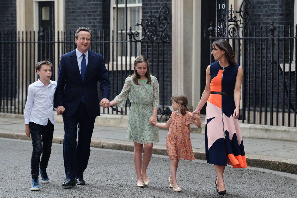 El primer ministro británico saliente, David Cameron, junto a su familia a las puertas del 10 de Downing Street antes de ir al palacio de Buckingham para presentar su dimisión a la reina Isabel II, tras perder el referéndum del Brexit, el 13 de junio de 2016.rn