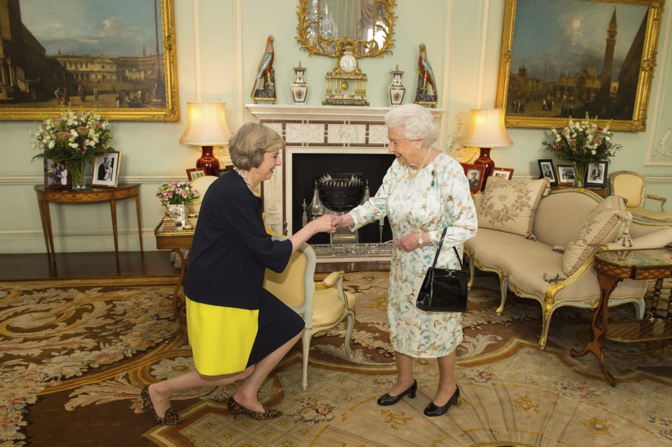 La reina Isabel II (d) recibe a la conservadora, Theresa May (i), para una audiencia en el palacio de Buckingham en Londres, Reino Unido. Theresa May se convirtió en la primera ministra del Reino Unido, la segunda mujer en la historia del país en ocupar el cargo, al recibir el mandato de la reina Isabel II para formar Gobierno tras la dimisión de David Cameron, el 13 de julio de 2016.rn