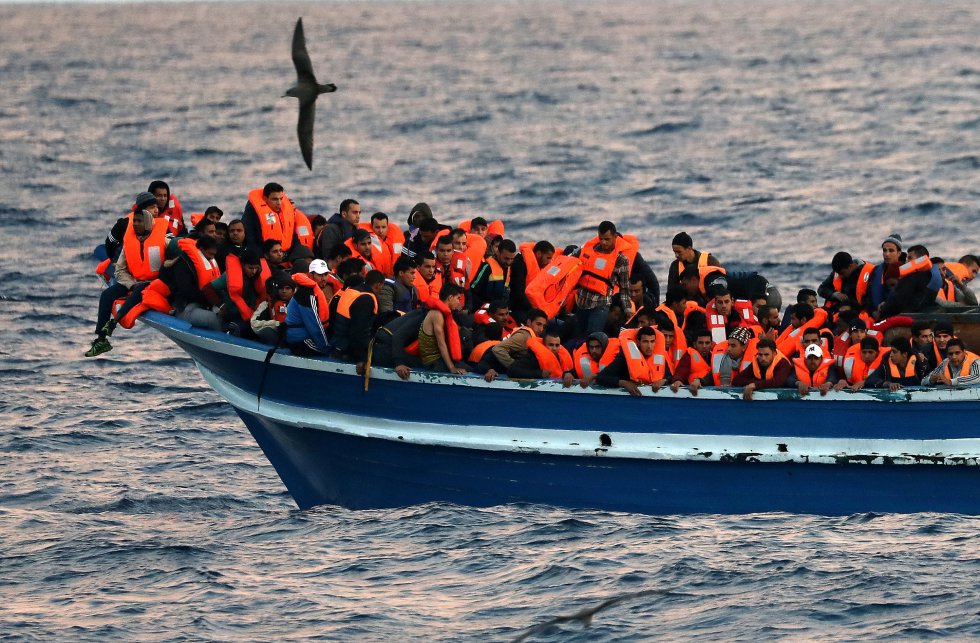 Fotos: De Barco Pesquero A Rescatar Refugiados Y Migrantes ...