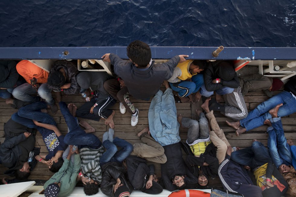 Fotos: De Barco Pesquero A Rescatar Refugiados Y Migrantes ...