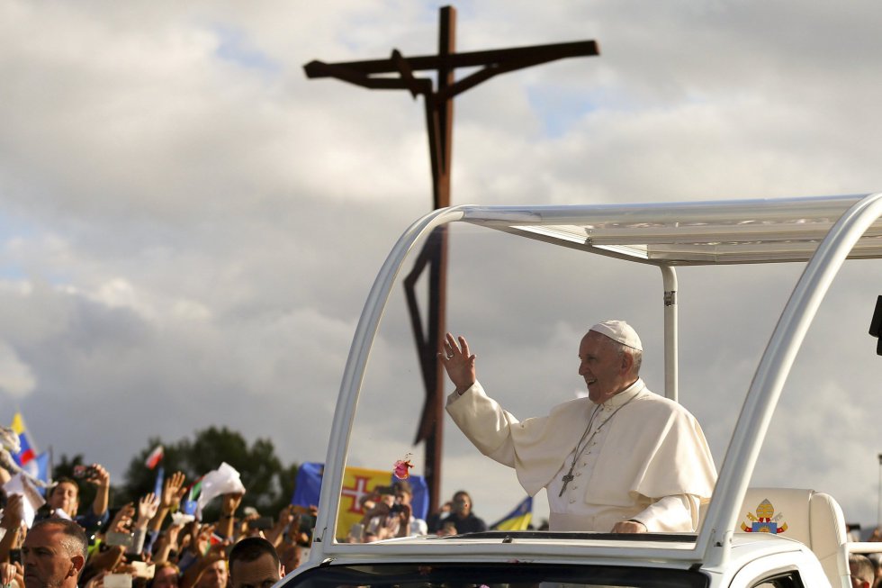 El papa Francisco saluda a los peregrinos desde el papamóvil, en la base aérea del Monte Real.
