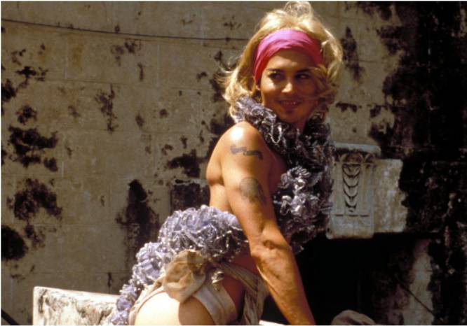 Uma travesti prostituta e um policial sem alma. Por que contratar dois atores quando Johnny Depp pode representar os dois personagens? Reinaldo Arenas (Javier Bardem) está perdendo a cabeça e já não sabe quais criaturas saem de um sonho (Bon Bon) e quais são fruto de seus pesadelos (o tenente Víctor), em uma espiral de perdição na qual o sexo e a violência também se confundem. Poucas estrelas com o status de Johnny Depp teriam se entregue assim a um filme (dirigido por Julian Schnabel) em que, se tivesse ido mal, teria saído muito mal. Mas Depp, naquele momento, fazia com seu corpo o que tinha vontade. Como Bob Dylan cantava, "se você não tem nada, não tem nada a perder", e Depp se arrastava por Hollywood como um marginal sem lar, sem pátria e sem escrúpulos. Logo depois comprou uma mansão, e o resto é história.