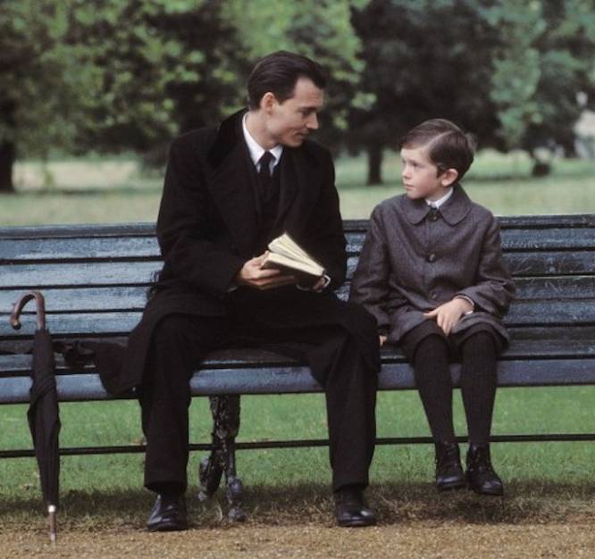 Ver Johnny Depp interpretando como uma pessoa normal (ou o máximo de normal que pode ser o autor J. M. Barrie, criador de Peter Pan e acusado de pedofilia) se torna inquietante porque o espectador instintivamente está esperando que ele perpetre alguma atrocidade. Não acontece. Ao contrário, Depp lança uma atitude doce de "deixe que as crianças se aproximem de mim" e protagoniza uma cena cativante na qual indica ao jovem do filme que sua criança interior acaba de abandonar seu corpo, e agora é um homem. Bem nesse momento o Johnny Depp grosseiro, excêntrico e anti-Hollywood também desaparece. Quando Kate Winslet lhe conta sobre os rumores que giram em torno de sua amizade com as crianças, Barrie responde, pasmado: "Como podem pensar isso de mim?". E o espectador tem vontade de responder: "Porque está sendo interpretado por Johnny Depp".