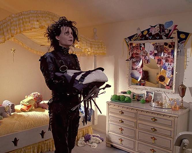 Era uma vez uma Hollywood em que os heróis tinham o rosto e as respostas bobas de Bruce Willis e Harrison Ford. E, de repente, chegou uma criatura tirada dos pesadelos infantis, pálida, com olheiras e penteado como se tivesse dormido em uma maquina de lavar, com enormes tesouras no lugar das mãos. E foi assim que o cinema comercial começou a contar as histórias dos estranhos. Os olhos de Depp olham com um amor que não existe no mundo real, com uma mescla de entusiasmo e inocência. A sociedade obriga Edward a abrir um salão de cabeleireiro, a dormir em um colchão de água, a pedir um empréstimo e a aparecer na televisão. Na vida real, Depp e Tim Burton, o diretor, acabariam pegando gosto pelo dinheiro e, portanto, renunciando àquela ingenuidade de seus inícios. Mas antes de caírem na autoparódia, antes de sacrificarem sua raridade para serem aceitos pelas massas, Edward Mãos de Tesoura reivindicou a beleza dos monstros. Edward sempre será especial. E Johnny Depp, apesar de tudo, também será sempre especial. Ao menos na tela do cinema.