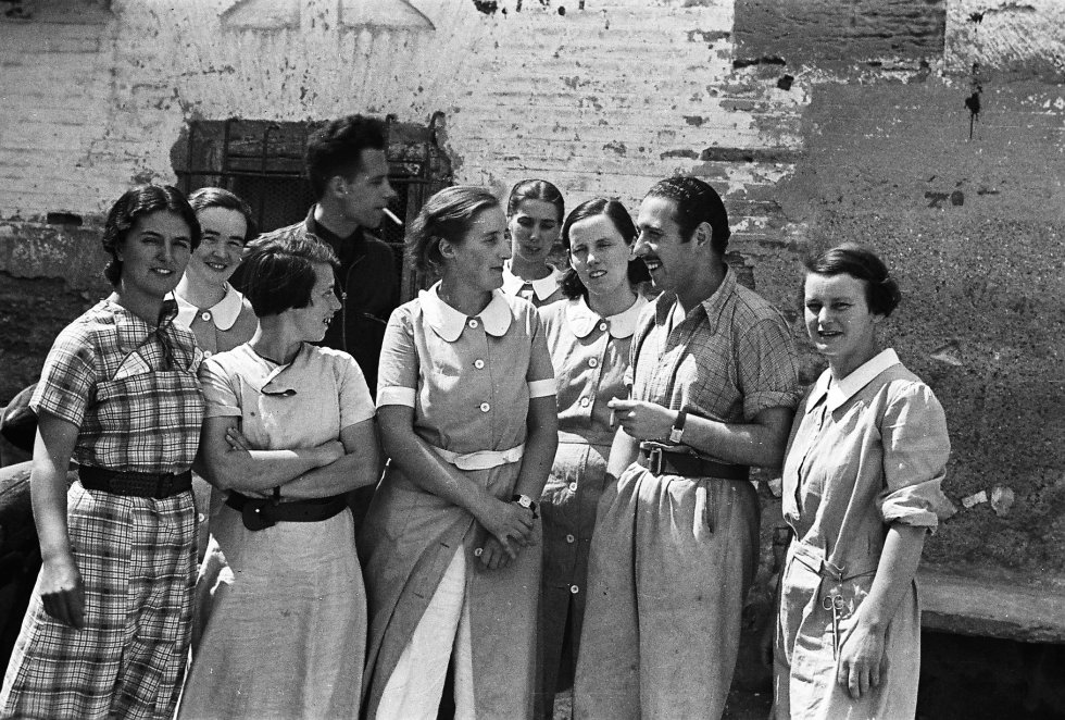 O cirurgião catalão González Aguiló (primeira fila) com enfermeiras da Comissão Espanhola de Assistência Médica (SMAC), em 28 de abril de 1937, na cidade de Poleñino em Huesca.