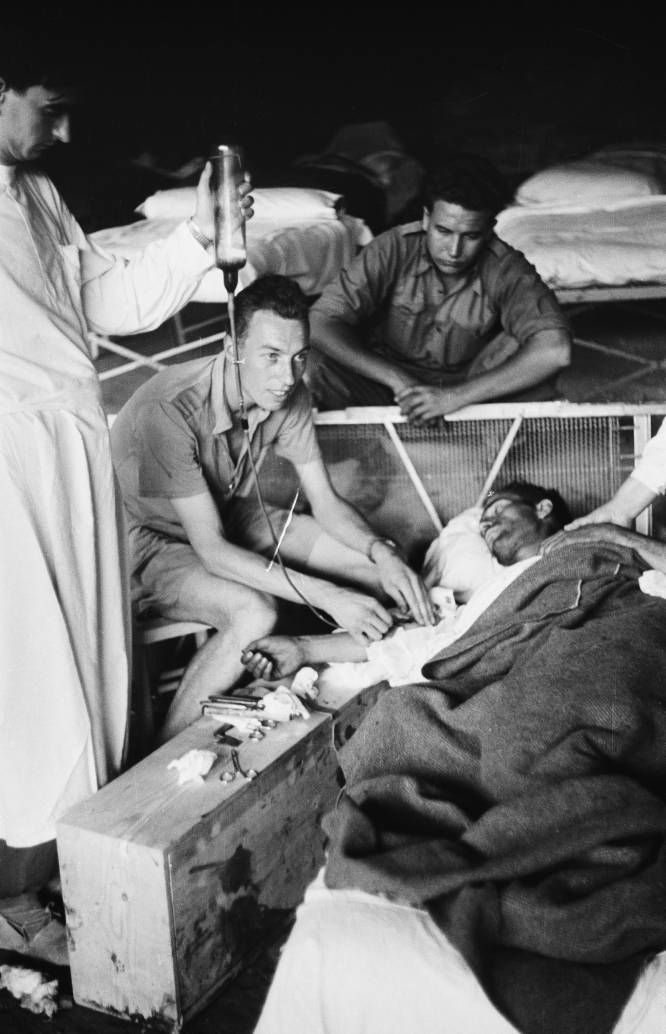 Um homem tratado após um atentado a bomba em agosto de 1938 no hospital de campanha na frente do Ebro.