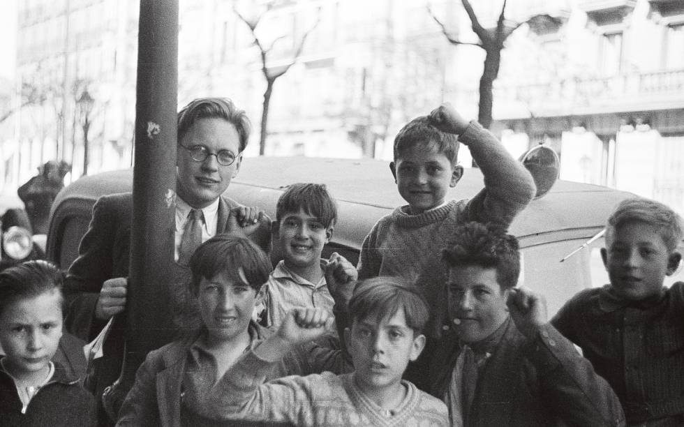 Wainman, na imagem, com crianças em uma rua de Madrid, em 21 de abril de 1937. Com sua Leica retratou a luta na frente de Aragão, na retaguarda de Barcelona, ​​a evacuação dos feridos ...