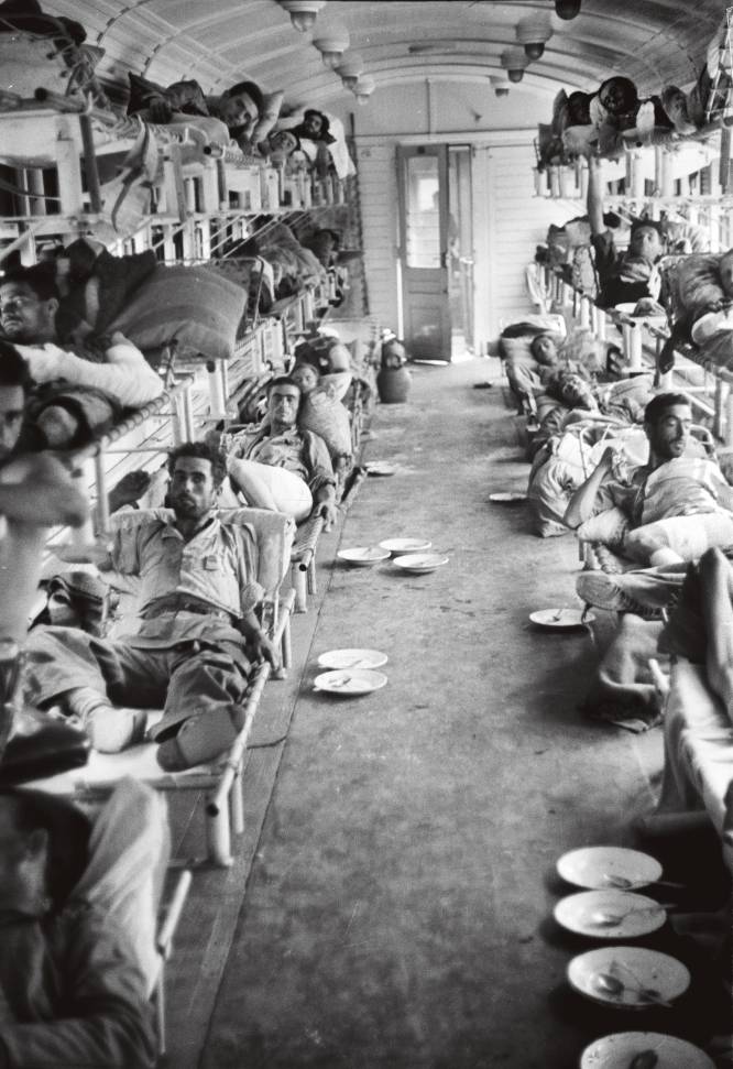 Wainman (1913-1989) trabalhou para o serviço de inteligência britânico na Segunda Guerra Mundial.  Mais tarde, ele foi professor de estudos eslavos em Oxford.  Nesta imagem, ele fotografou pacientes amontoados no trem do hospital na frente do Ebro, em agosto de 1938.