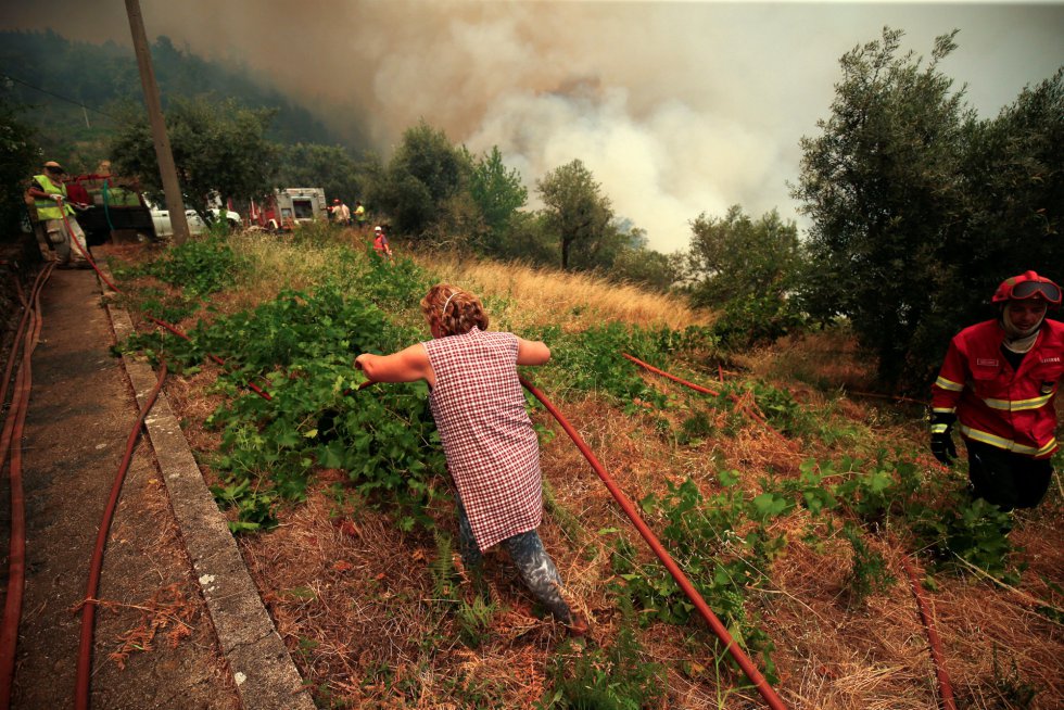 Fotos: La lucha contra las llamas del incendio de Portugal ...