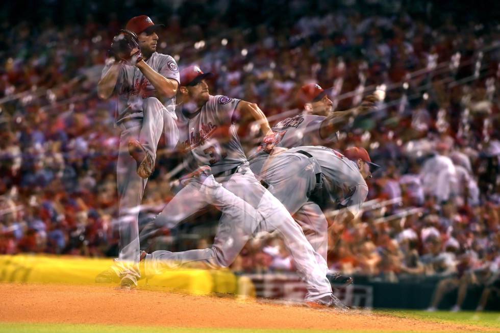 El pitcher Max Scherzer, del equipo Washington Nationials, lanza la pelota en un partido frente a los St. Louis Cardinals que se celebra en Busch (Misuri).