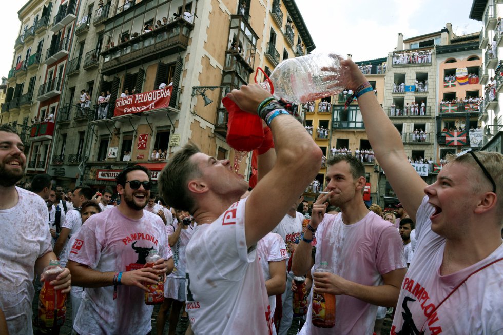 Como es habitual, el vino ha corrido generosamente entre los asistentes. Un grupo de jóvenes, momentos antes del chupinazo en la Plaza del Ayuntamiento de Pamplona.