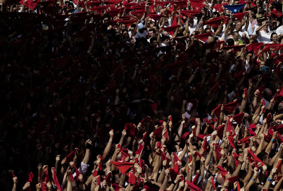 Festa de São Firmino agita cidade da Espanha com vinho e corrida de touros  - Fotos - UOL Notícias