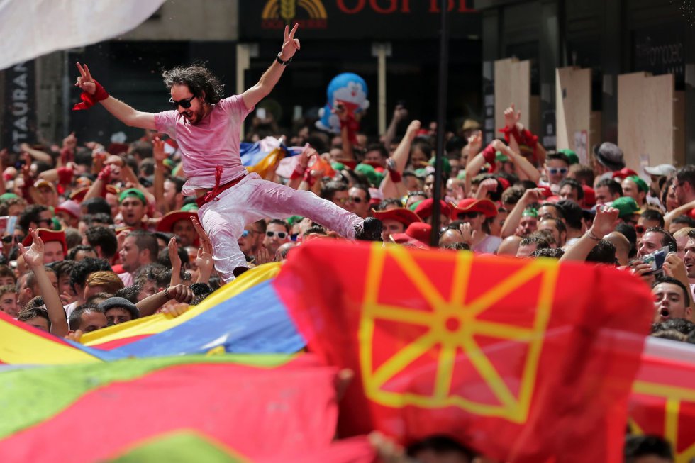 Festa de São Firmino agita cidade da Espanha com vinho e corrida de touros  - Fotos - UOL Notícias