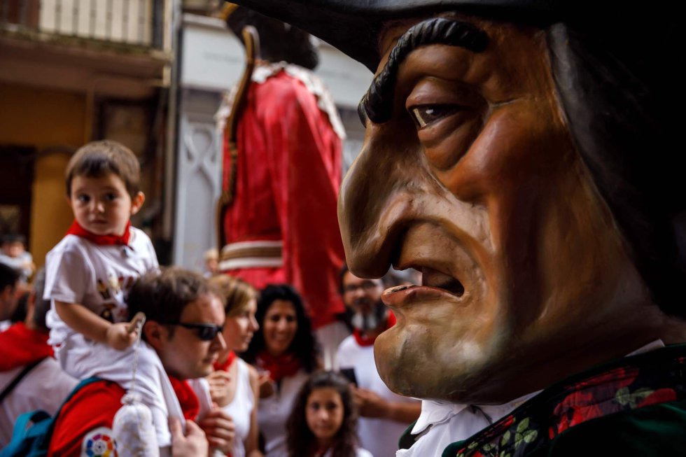 Un niño observa a un cabezudo, durante un desfile el primer día de las fiestas de San Fermín, en Pamplona.