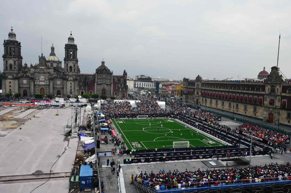 Los partidos se celebraron en el Zócalo, donde fue hallado recientemente el basamento de un monumento de 1843 que celebraba la Independencia de México de España.