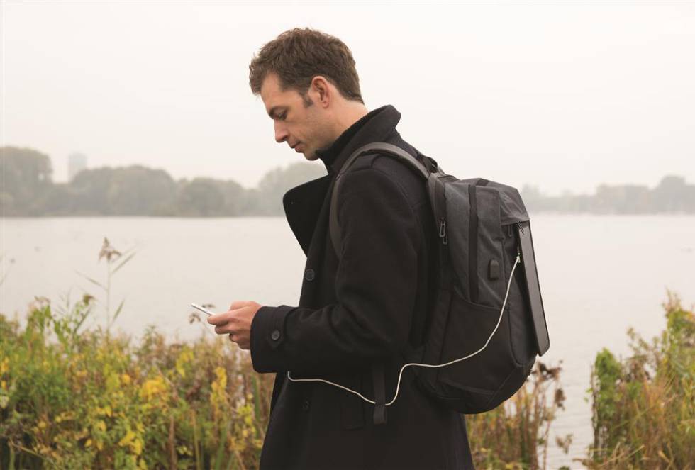 Un panel fotovoltaico adherido sobre una mochila puede almacenar energía suficiente para recargar uno o varios móviles, según su capacidad. Esta va desde 2.000 mAh en los macutos más sencillos, a 12.000 mAh en los más sofisticados. La batería puede llenarse en casa con un enchufe tradicional y mantenerla completa durante el viaje mediante la producción solar. Cuestan entre 35 y 200 euros .“Estas mochilas aún no son muy populares”, admite Carson Finkle, jefe de 'marketing' de Birksun, una marca estadounidense. “El gran avance en este campo será la recarga sin cables y una aplicación que calcule en cada momento cuánta energía está produciendo”, completa Finkle.