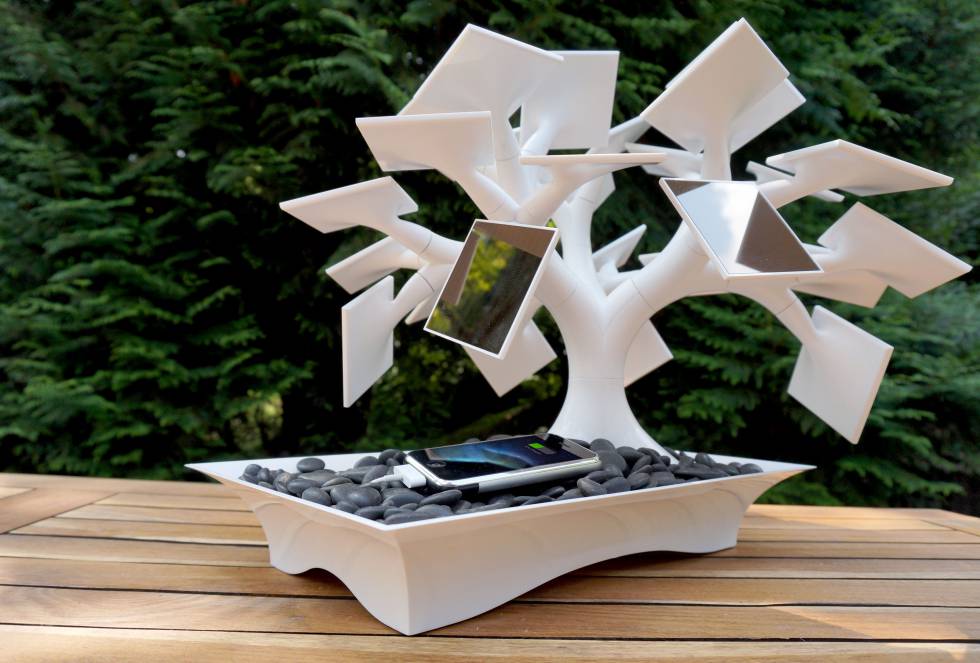 Electree combina diseño y ecología. Sus ramas, de plástico reciclado, sostienen paneles solares que pueden orientarse al sol. Es obra del diseñador francés Vivien Muller, que lo ha comercializado en dos tamaños. Sin embargo, ya no están disponibles El pequeño cuenta con nueve paneles fotovoltaicos. En su base tiene espacio para cargar tres pilas AA o AAA y conexión USB. Es capaz de alimentar una batería de 1.200 mAh en cuatro horas a pleno sol o en 48 si está nublado. El grande cuenta con 27 ramas-paneles con una capacidad de 2.500 mAh a pleno sol.
