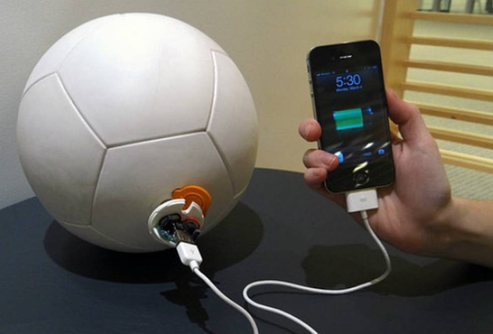 Unos pases, un regateo, ¡y gol! El movimiento oscilatorio de un péndulo encerrado dentro de la pelota genera energía mientras está en movimiento, que se acumula en una batería recargable. Así funciona Soccket, el balón capaz de proporcionar tres horas de luz, gracias a una lámpara led, después de media hora de juego. Es idónea para zonas en las que el suministro eléctrico es irregular. Lo asegura en su página de Kickstarter su creadora, Jessica Mathews, licenciada en Harvard, que lanzó el primer prototipo en 2010.