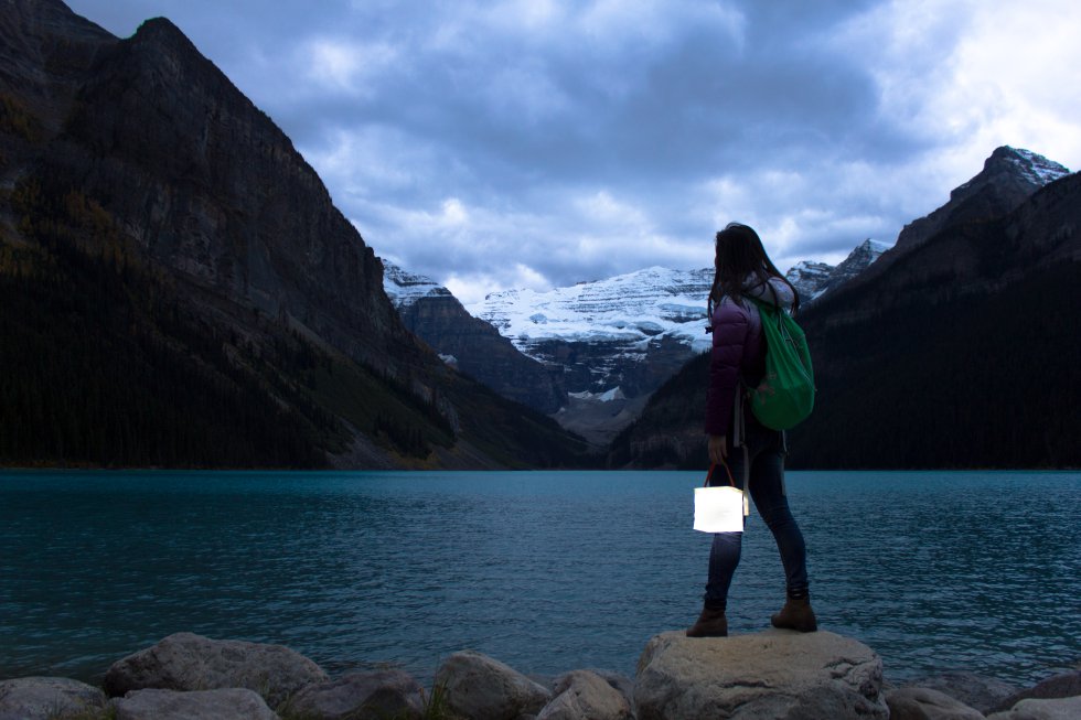 Tras el terremoto de Haití de 2010, dos estudiantes de la Universidad de Columbia en Estados Unidos diseñaron una lámpara solar inflable capaz de dar luz sin necesidad de enchufes durante 50 horas. La iniciativa, que nació sin ánimo de lucro, ha distribuido ya más de 13.000 unidades a distintas ONG gracias al 'crowdfunding'. Esta lámpara, llamada Luminaid, es resistente al agua y puede flotar.