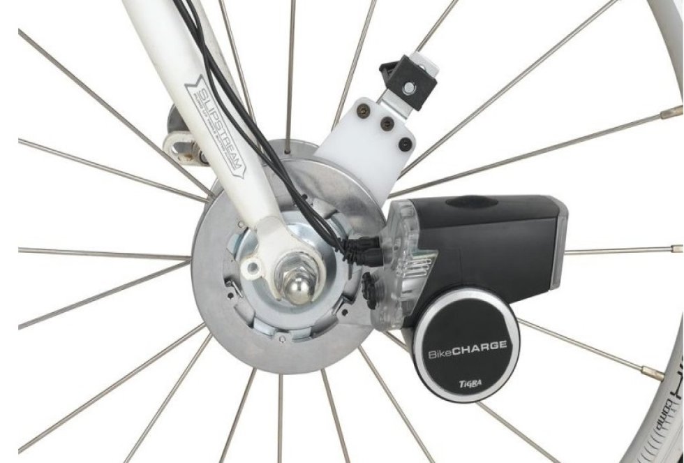 Moverse en bicicleta por la ciudad es una buena opción para limitar la contaminación urbana. Si, además, se puede almacenar la energía que genera cada pedalada, el efecto ecológico se multiplica. Varias marcas comercializan dinamos con baterías que captan la fuerza cinética y la transforman en electricidad. Son compatibles con los frenos laterales y tienen una potencia entre 1.000 y 2.000 mAh, la cantidad justa para alargar la carga de la batería de un 'smartphone', pero insuficiente para cargarla por completo. Tigra Sport comercializa un modelo por 125 euros.