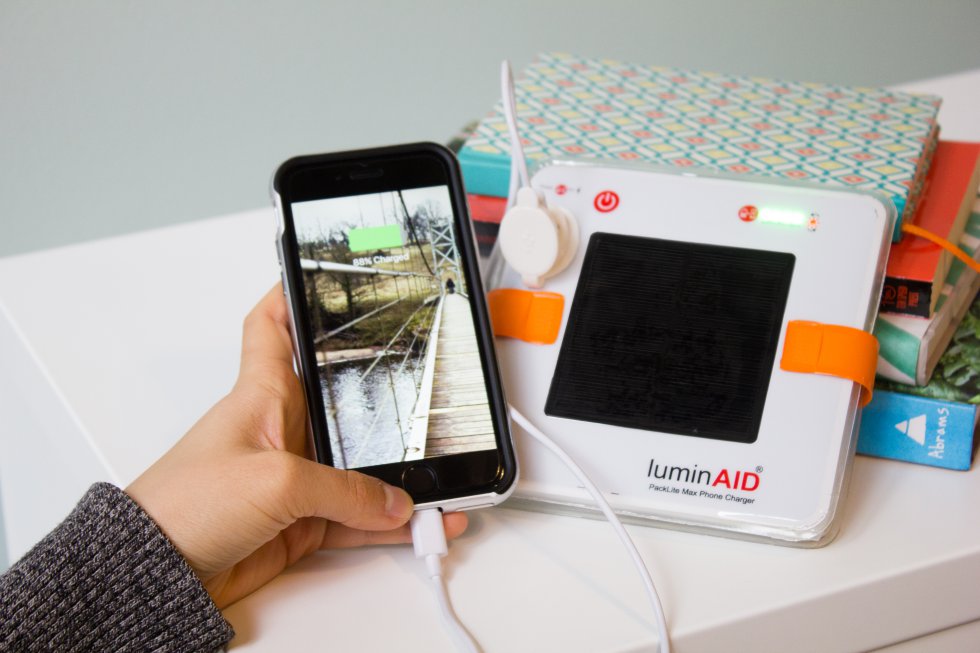 Su batería, además, tiene una capacidad de 2.000 mAh. Su precio es de 40 dólares. Actualmente no está a la venta, pero desde su página web los interesados pueden suscribirse para recibir una alerta cuando vuelvan a fabricarse. Las lámparas de carga solar con cargador incorporado son una solución para las zonas aisladas de África y Asia, además de una herramienta útil cuando se va la luz. Hace una década, la ONG británica Solar Aid creó SunnyMoney, un artefacto a la venta en Malawi, Zambia y Uganda disponible en varios modelos con hasta 2.750 mAh de carga.