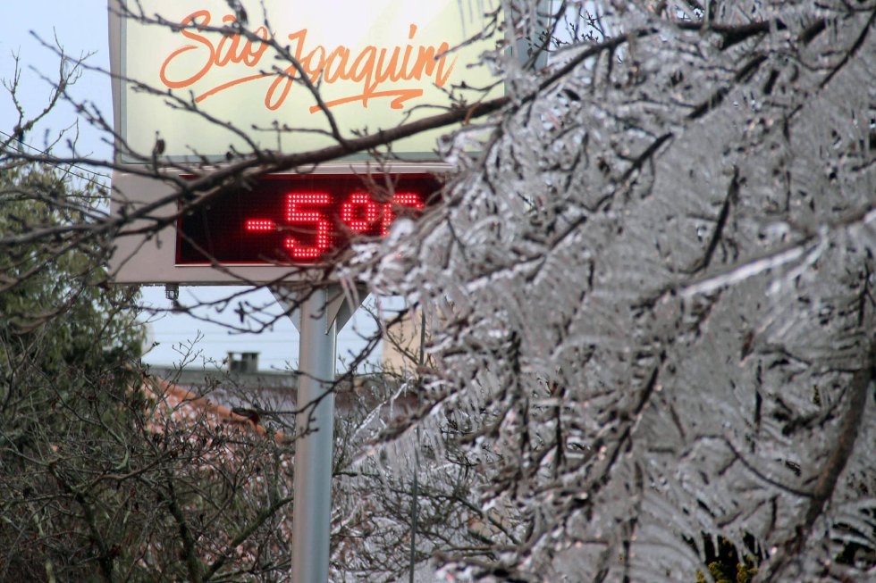 Fotografía cedida por el portal On Jack que muestra el termómetro marcando -5 grados centígrados el pasado martes 18 de julio de 2017, en São Joaquim, en el estado de Santa Catarina (Brasil). Varias ciudades del sur de Brasil registraron temperaturas negativas récord y algunas hasta nieve como consecuencia de la masa de aire polar que avanzó por el Cono Sur suramericano y que provocó dos muertes en Argentina.