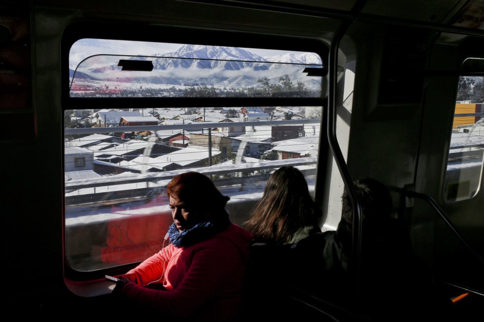Vista del paisaje cubierto de nieve a través de una ventana en un vagón del metro en Santiago de Chile, el 15 de julio de 2017.