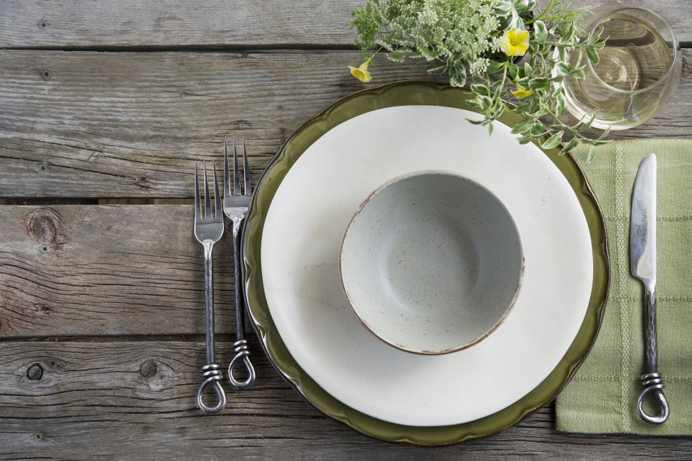 ...O cuadrados y negros. ¿Nos influencia la forma y el color del plato en que nos sirven la comida? Pues sí, incide en cómo percibimos los sabores, en cómo valoramos su calidad e influye incluso en nuestra apreciación sobre el tamaño de la ración que nos han suministrado . Así lo plantea un estudio codirigido por Peter C. Stewart, psicólogo de la Memorial University of Newfoundland, en Canadá. Los resultados indican que en la posición número uno del ranking se erigen los platos blancos y redondos, que realzan nuestra opinión sobre elementos básicos, como la intensidad del sabor o su punto de dulzura. En cambio, a la hora de opinar sobre elementos algo más complejos, como la calidad o el gusto de la comida, también destacan, al mismo nivel, los platos cuadrados y negros.