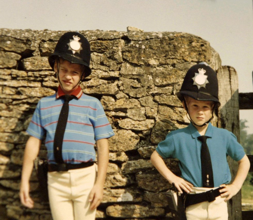 En esta imagen sin fechar, se ve al príncipe Guillermo y a Enrique de Inglaterra (a la derecha) vestidos como policías. La foto también se va a ver en el documental 'Diana: nuestra madre. Su vida y su legado', que se emite este lunes.