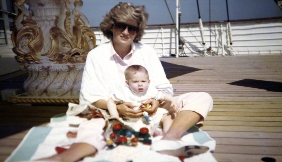 La princesa Diana con su hijo menor, el príncipe Enrique, en una de las imágenes inéditas difundidas por el palacio de Kensington con motivo del documental en el que los hijos de la desaparecida Lady Di le rinden tributo.