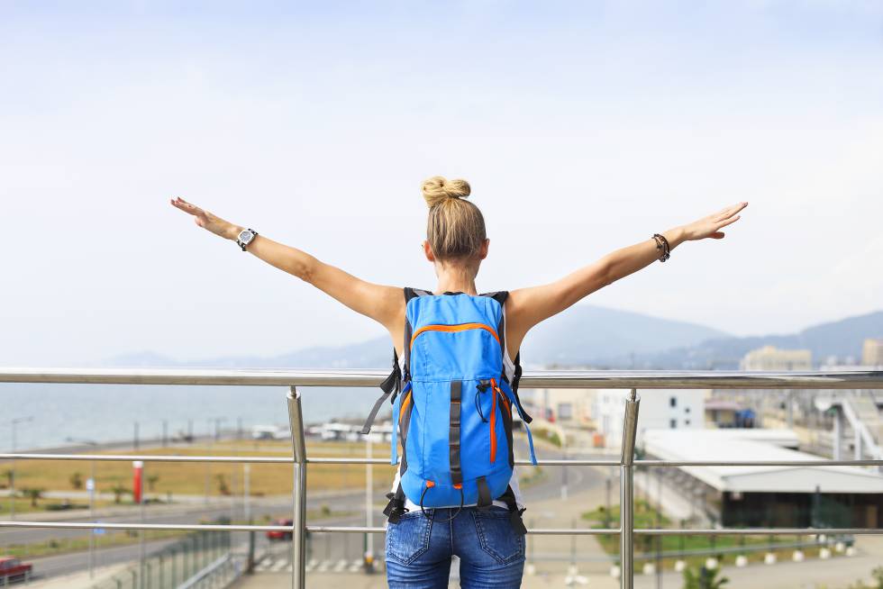 Por fin se va de vacaciones. ¡Bien!...Aunque hay un tema que le fastidia, y mucho: llegar a su destino le llevará pasar largas horas dentro del avión, y eso le corta el rollo. Aún se acuerda del último transoceánico, menuda pesadilla: sin espacio para las rodillas, el pasajero de delante con el asiento reclinado, un niño pequeño que no paraba de llorar… imposible pegar ojo a pesar del cansancio que le embargaba y, encima, pasando un frío propio de coordenadas laponas y sufriendo mini ataques de terror a cada turbulencia. ¿De verdad no hay manera de hacerlo más llevadero? Pues sí, hay pequeños trucos que le pueden ayudar. El primero, relajarse y ser consciente de que viaja usted en el medio de transporte más seguro que existe. La probabilidad de tener un accidente mortal es una entre 9.737, según el Consejo Nacional de Prevención de Riesgos de Estados Unidos. La segunda, tratar de vivir esa experiencia como algo más que un fastidioso trámite. Haga que ese lapso de su vida tenga un valor por sí mismo, y despliegue todas las estratagemas conocidas para hacer de ese espacio vital transitorio el mejor nido posible. Le damos algunas ideas de cómo conseguirlo.