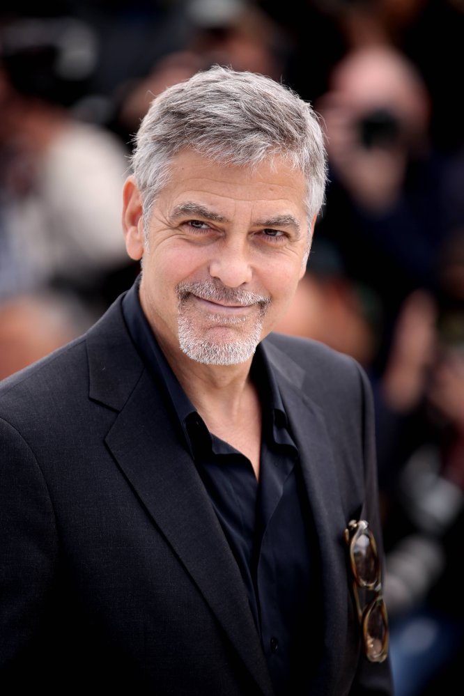  George Clooney es el hombre más guapo del mundo, según la ciencia. El estudio elaborado por el cirujano británico Julian De Silva asegura que el rostro del actor, de 56 años, tiene la proporción áurea casi perfecta pues coincide en un 91,86 % con esta medida perfecta que describiera hace siglos Leonardo Da Vinci.      "Su simetría facial es la más cercana a lo que los griegos consideraban la cara perfecta. Tiene una relación casi perfecta del espacio entre la nariz y el labio (99,6%) y lo mismo sucede en el espacio entre su barbilla y sus ojos. Es el que tiene la puntuación más alta, combinando todos los marcadores". 