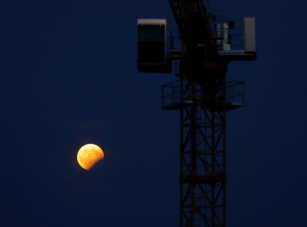 Vista del eclipse tras una grúa de construcción en Viena (Austria).