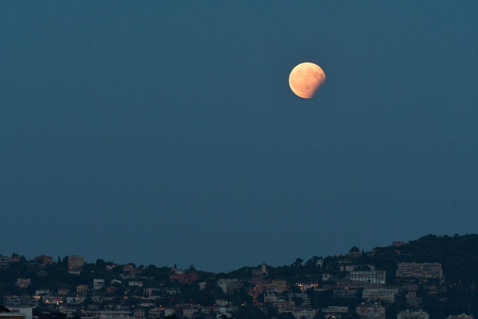 El eclipse lunar parcial, en Niza (Francia).