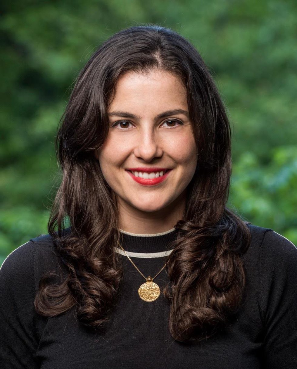 Alexandra Diracles es una ingeniera de software que fundó (y dirige) Vidcode en 2014 para enseñar a programar a los jóvenes hablándoles en su idioma. Ella y sus dos socias (Melissa Halfon y Leandra Tejedor, ninguna llega a la treintena) articularon un programa académico distribuido en ocho años de lecciones a través de vídeos sencillos y divertidos. El verano pasado se asociaron con Snapchat, una de las aplicaciones predilectas de los adolescentes, para crear un concurso de programación de filtros de la popular herramienta de vídeos efímeros. Vidcode se usa hoy en 25.000 escuelas, cuenta con el apoyo del departamento de educación de Nueva York y pretende llegar a 20 millones de jóvenes en 2020. Además, más del 60% de sus alumnos son chicas.