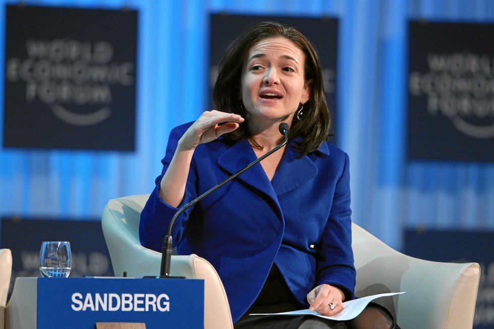 Mark Zuckerberg es el jefe supremo de Facebook y la mente que traza las líneas maestras del futuro de la red social. Pero en el día a día se hace vital la figura de su número dos, la jefa de operaciones (COO) Sheryl Sandberg (47 años). Ella es responsable en gran medida de la apuesta de Facebook por su servicio de vídeo en directo. Sandberg es una activista convencida de la diversidad y es autora de un libro (que más tarde ha derivado en ONG ) sobre liderazgo y desarrollo profesional para mujeres. Su famosa charla TED de 2010, ¿Por qué tenemos tan pocas mujeres líderes? , es considerada un referente inspiracional para el desarrollo profesional femenino.