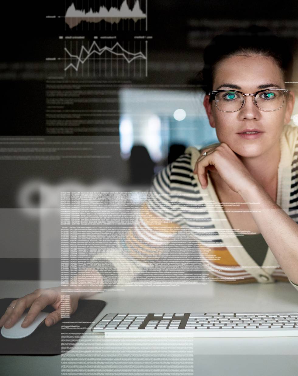 La semana pasada, un ingeniero de Google apuntaba “diferencias biológicas” como explicación de la poca presencia de mujeres en la industria tecnológica. Fue despedido en medio de una tormenta mediática. El porcentaje femenino en tecnología ha caído desde principios de los 90 del 36 al 25% en Estados Unidos. En la Unión Europea son el 16% , mientras que en España no llegan al 20. Eso en puestos de trabajo no ejecutivos: los cargos de dirección de compañías de Silicon Valley solo tienen un 11% de representación femenina. La biología no es la razón. Las mujeres son apartadas en su juventud de la computación, que desde el ocio electrónico ya está pensada para potenciar estereotipos masculinos. Después tienen que aguantar en el entorno profesional un ambiente machista fruto de lo que en EE UU se conoce como bro culture , una prolongación de los comportamientos y el lenguaje de las fraternidades universitarias. Si logran ascender, rara vez se tendrán en cuenta su opinión y sus logros de la misma forma que los de un hombre. Y menos veces aún verán un referente femenino al que se consagre como genio en su terreno. Cuesta encontrar mujeres líderes en los consejos de las tecnológicas, y ese es también un estorbo para que la situación mejore: la falta de modelos. Aquí presentamos a algunas de las mujeres que rompen el techo de bits con puestos de máxima relevancia y todo tipo de perfiles.