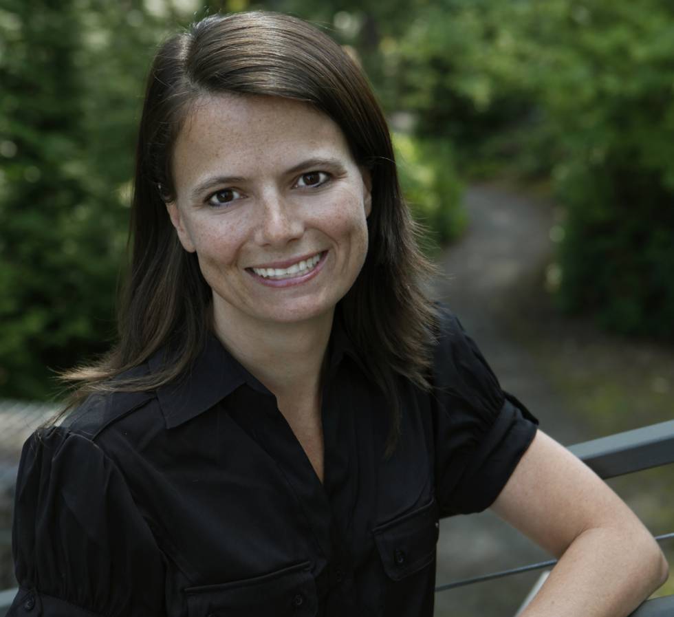 Amy Hood, de 45 años, es la primera mujer en ocupar la dirección financiera de Microsoft. Fue la negociadora principal en la mayor adquisición del gigante creado por Bill Gates, la de LinkedIn por más de 20.000 millones de euros. También fue la clave en la compra de Skype. Hood es además la supervisora de la transición del modelo de negocio de Microsoft hacia la computación en la nube. Tras la salida del director de operaciones de la compañía, Kevin Turner, en julio de 2016, Hood ha pasado a ser la número dos de Microsoft y mano derecha de su CEO, Satya Nadella.