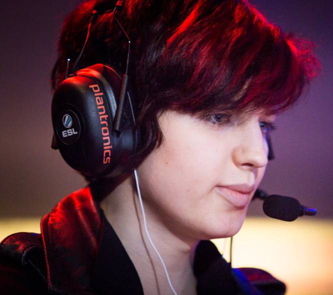 Sasha Hostyn, más conocida como Scarlett , es la jugadora profesional de videojuegos que más dinero ha ganado en competiciones, más de 150.000 euros , casi todo en torneos de Starcraft II . A sus 24 años esta canadiense es la punta de lanza de las mujeres en uno de los mundos donde más desventaja tienen. En e-sports se enfrentan al cóctel completo de ingredientes machistas: un terreno tradicionalmente de hombres en el que sufren acoso masivo a diario, amenazas anónimas, brecha salarial y un caudal inagotable de prejuicos y menosprecio. Por no hablar de que toda la industria está siendo cincelada para perpetuar estereotipos que deberían ser de otro tiempo. Scarlett puede ganar a casi cualquier persona a Starcraft , y tiene una inmensa legión de fans, pero tiene que soportar ataques por ser mujer y, además, transgénero.