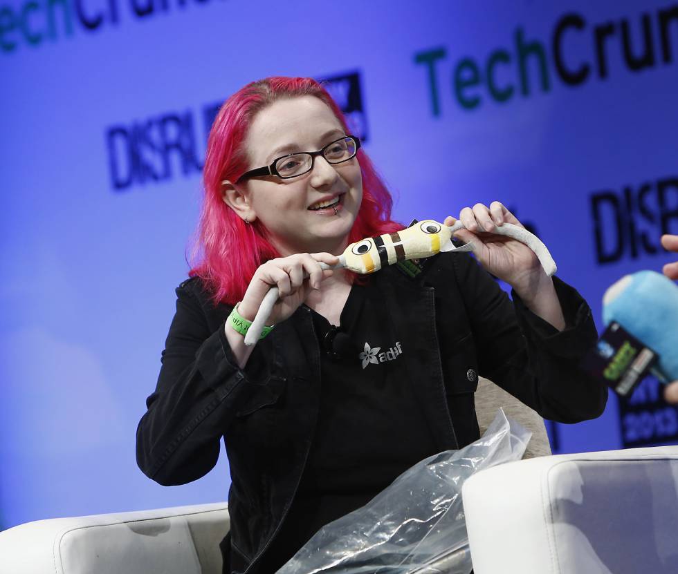 Limor Fried es una de las líderes más carismáticas del mundo de la tecnología. También conocida como Lady Ada, en homenaje a la pionera de la computación Ada Lovelace, es una de las principales activistas en pro del hardware libre. Fue la primera mujer ingeniera en la portada de Wired. A través de su compañía, Adafruit , una de las empresas de hardware con mayor crecimiento de Estados Unidos, Fried ofrece productos de código abierto que fomentan el espíritu maker (fabríquelo usted mismo). Además de vender dispositivos y piezas originales, Fried colabora con asociaciones, bibliotecas y escuelas introduciendo la electrónica en el aprendizaje de los niños.