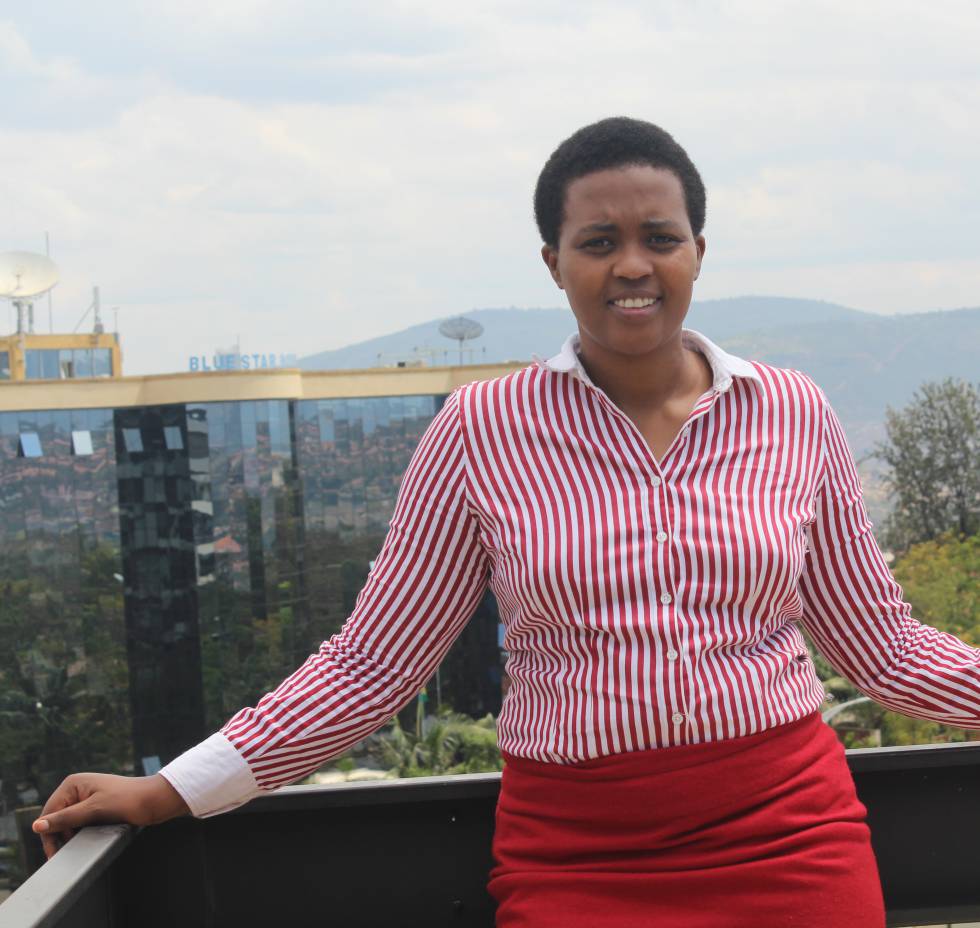 Marie Claire Murekatete ha sido galardonada con el premio Agente de Cambio del Instituto Anita Borg , una organización sin ánimo de lucro que trata de promover el avance de las mujeres en el sector tecnológico. Murekatete, ingeniera de software, ha fundado una ONG llamada Refugee Girls Need You a través enseña cada año a 400 jóvenes de los tres campamentos de refugiados más grandes de Ruanda (Kigeme, Kiziba y Gihembe) conceptos básicos de programación, diseño web, soporte tecnológico y científico. Tras la formación involucran a las jóvenes en comunidades locales y llevan a cabo proyectos tecnológicos para tener impacto social y profesional. Murekatete también ayudó a la Unesco a lanzar el proyecto Searching for Martha que trata de formar 1.000 emprendedoras tecnológicas al año por todo África.