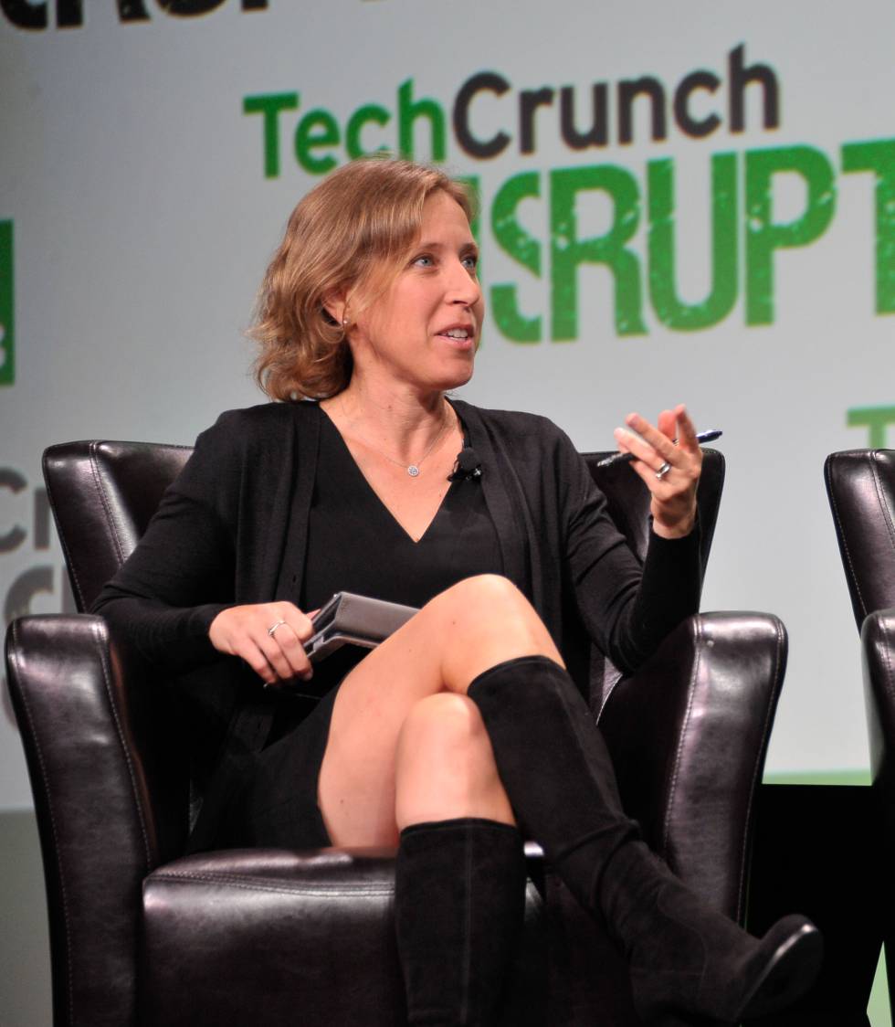 La historia de Google, como las de otras grandes compañías informáticas, empezó en un garaje. En el de Susan Wojcicki, concretamente. Ella fue la responsable del éxito del modelo de negocio del buscador, basado en la publicidad. Lideró la creación de servicios como AdWords, AdSense y Google Analytics, y fue parte del equipo que dio forma a Google Imágenes y Google Libros. Wojcicki, de 49 años, defendió y negoció la adquisición de YouTube en 2006, cuando la plataforma de vídeo tenía poco más de un año de vida. Hoy es la directora de esta compañía, parte vital del conglomerado Alphabet, que no deja de crecer. Es el segundo sitio web más visitado del mundo , solo por detrás de Google. Como alta ejecutiva de Alphabet, Wojcicki se ha visto interpelada por el manifiesto del exingeniero de Google James Damore, y publicó una respuesta un día después de que estallara el escándalo. En ella recuerda, al hilo de una pregunta de su hija, cuántas veces ha tenido que soportar menosprecios y dudas sobre sus habilidades y su compromiso. O sospechas sobre su ascenso profesional. O interrupciones. O peores sueldos para un mismo empleo. Y se pregunta si habría supuesto un dilema el despido si en lugar de hablar de mujeres, Damore hubiera hablado de diferencias entre razas o entre opciones sexuales.